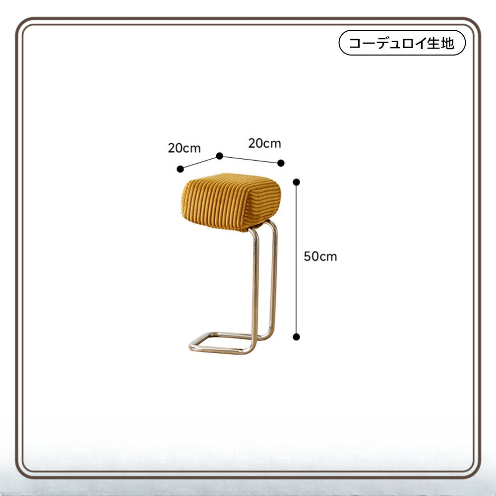 レトロなマスタードイエローのソファ