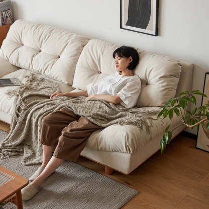 プラッシュクッション付きのチェリーウッドクラウドソファ