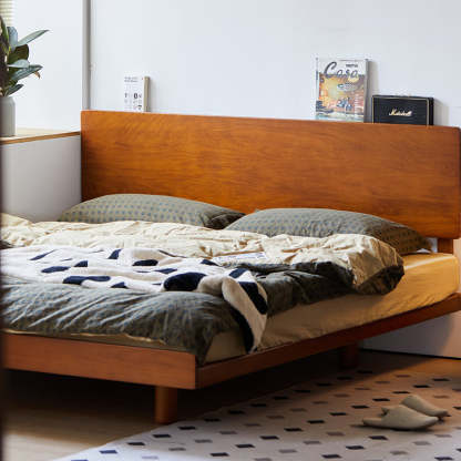 コンパクトなオーク材のベッドフレーム