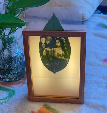 Leaf carving photo frame with lamp