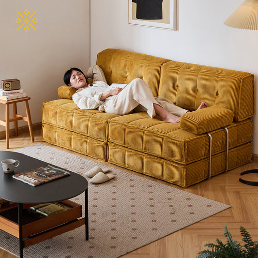 レトロなマスタードイエローのソファ