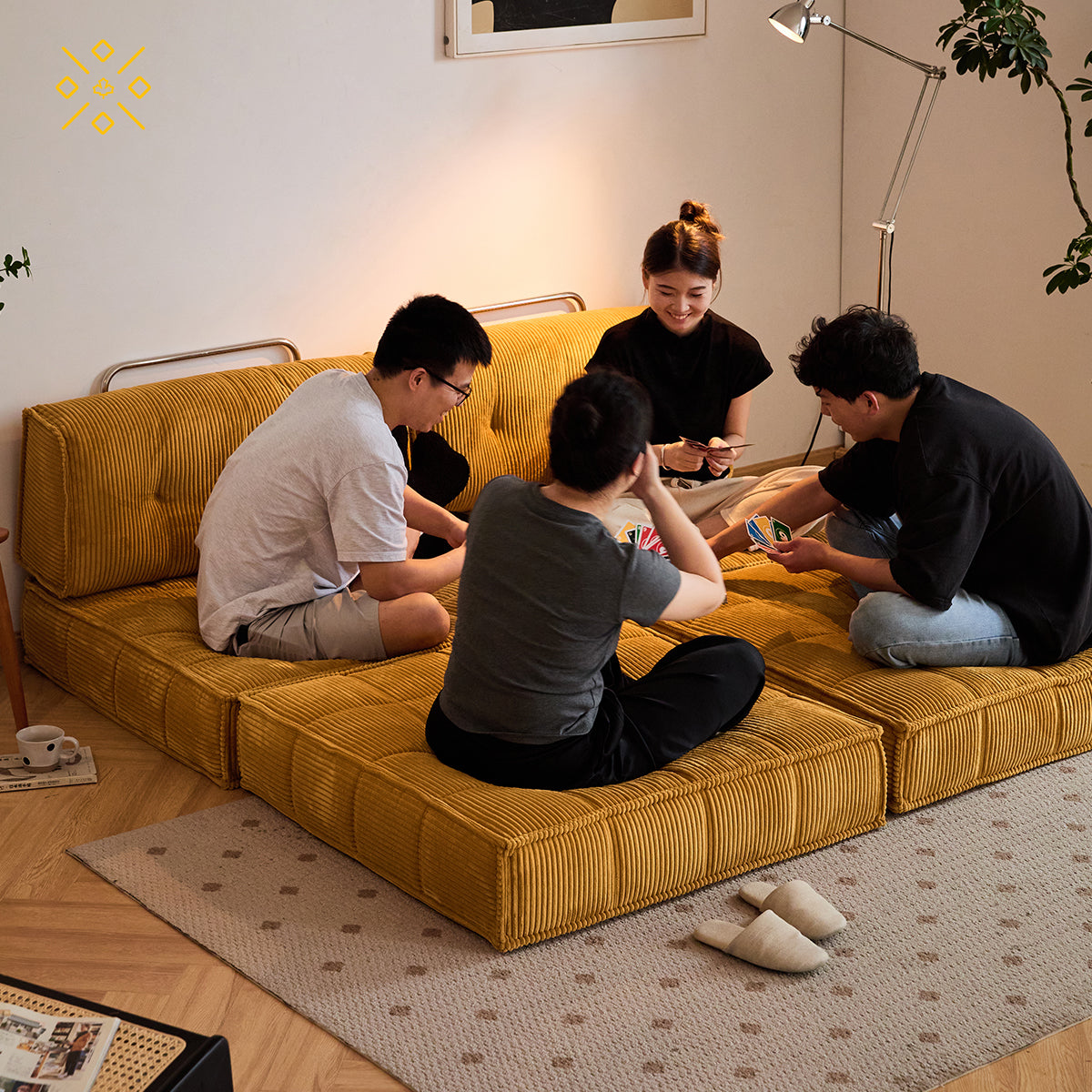 レトロなマスタードイエローのソファ