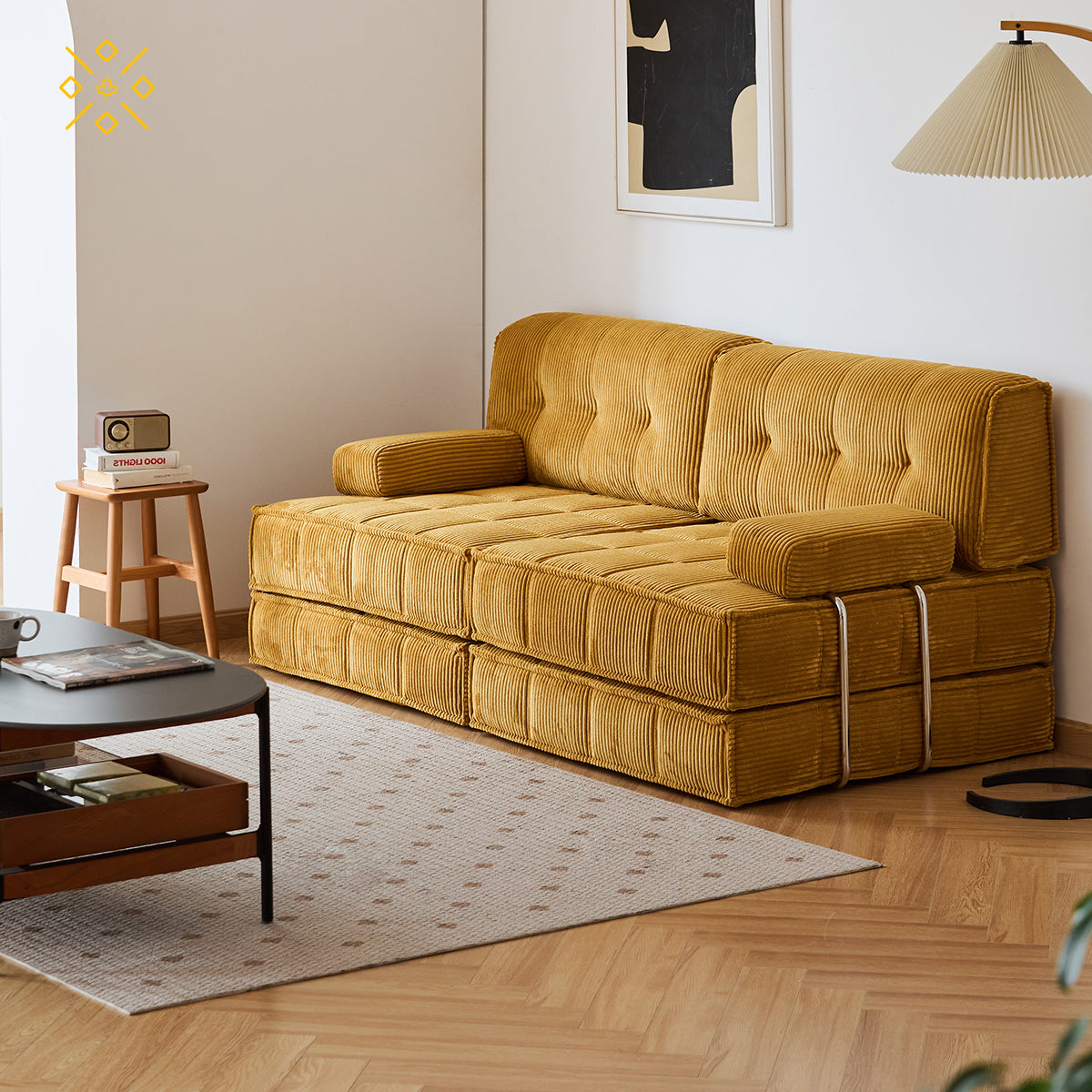 レトロなマスタードイエローのソファ