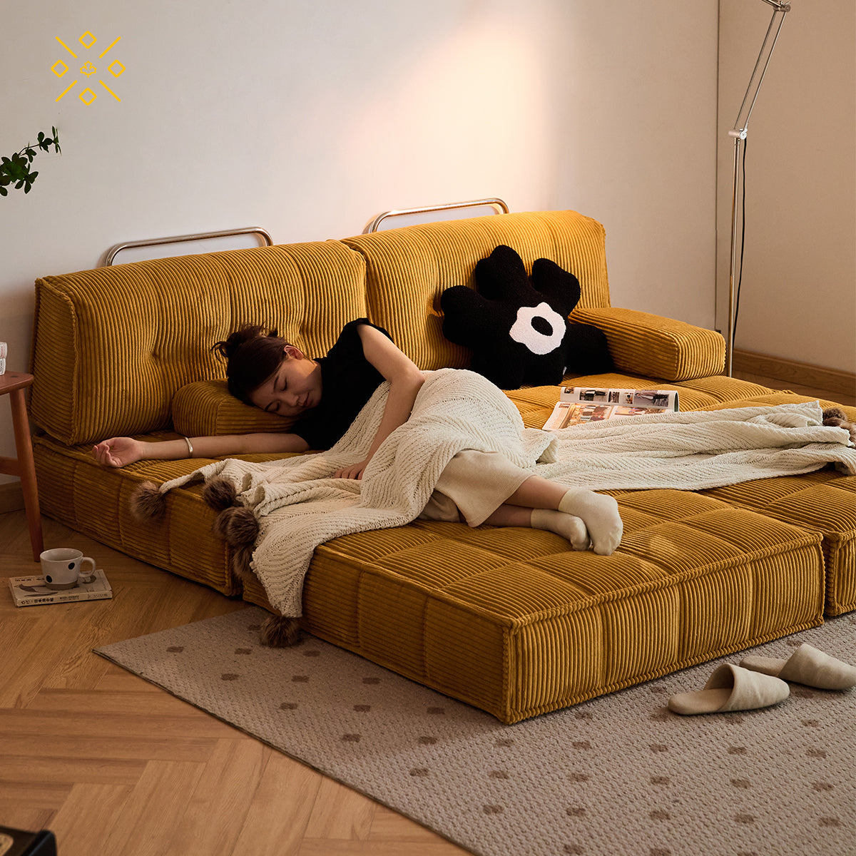 レトロなマスタードイエローのソファ