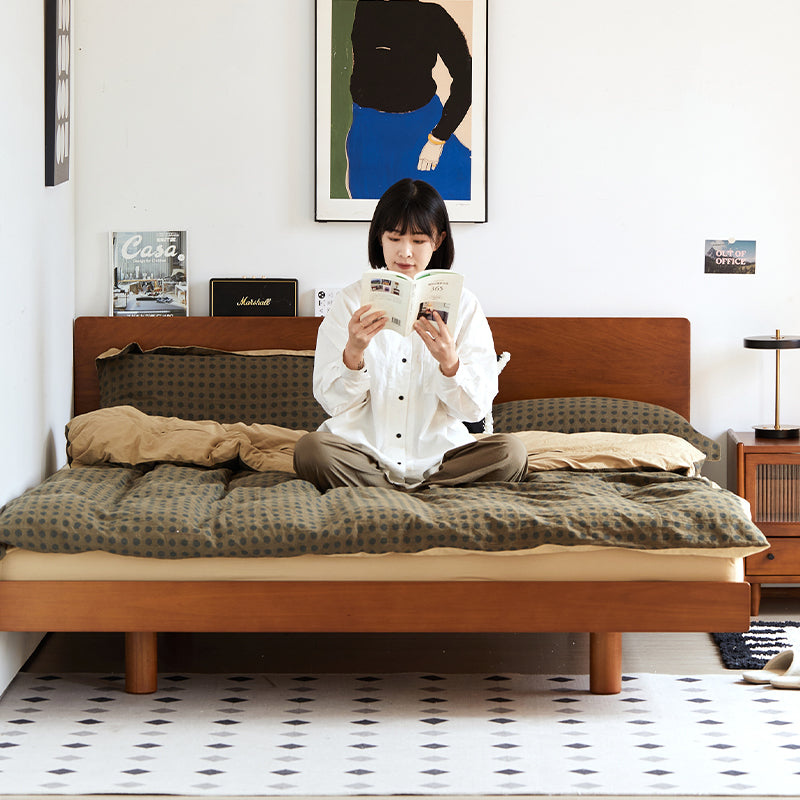 コンパクトなオーク材のベッドフレーム