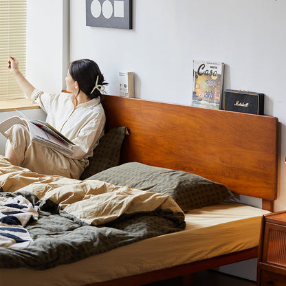 コンパクトなオーク材のベッドフレーム