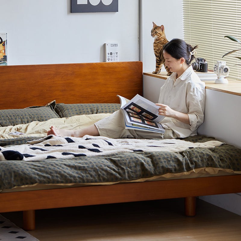 コンパクトなオーク材のベッドフレーム