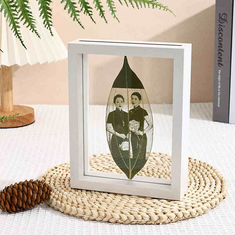 Leaf carving black and white photo frame