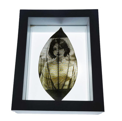 Leaf carving black and white photo frame